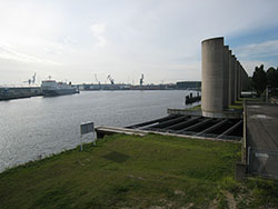 Ces plaques vitent que les bateaux soient dports dans le canal de Rotterdam