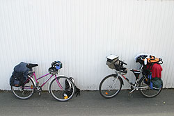 Les vélos sur le parking d'intermarché - ravitaillement en cours